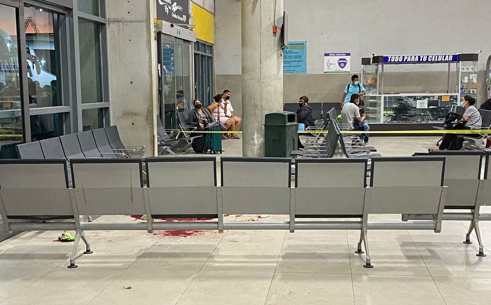  Hombre se corta el cuello al interior de la Central de Autobuses de Monterrey