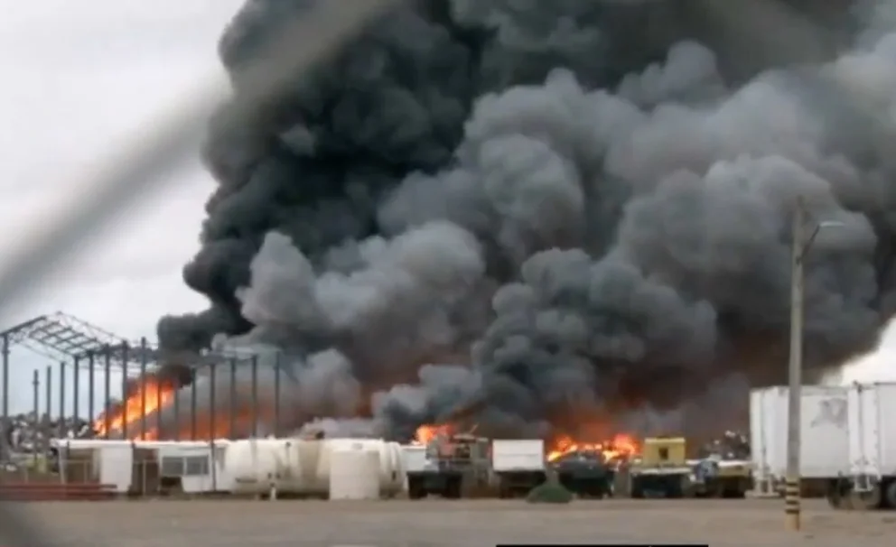  Un fuerte incendio consume la planta recicladora Ecorec en Ciudad Juárez, Chihuahua