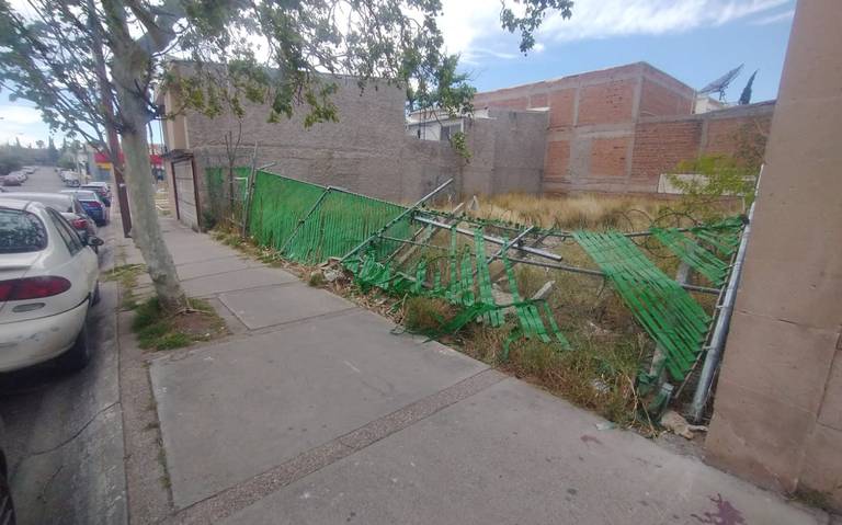  Denuncian vecinos del Centro que estacionamiento abandonado es usado como picadero