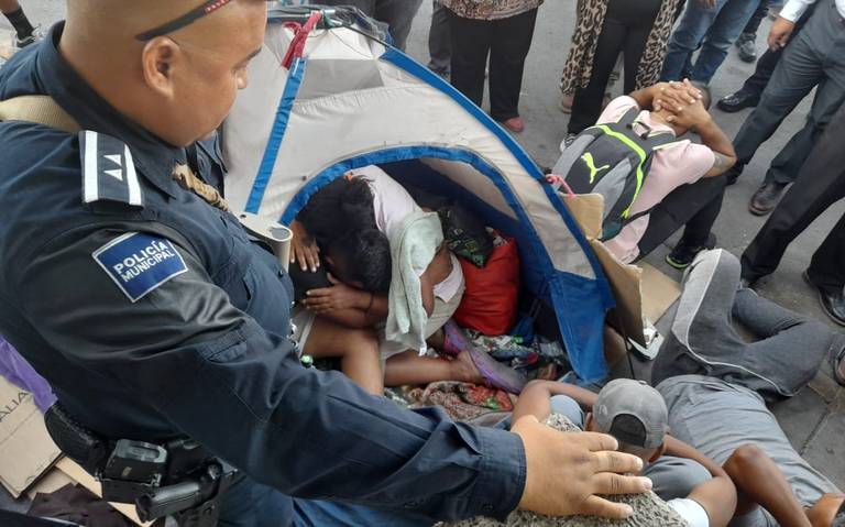  Policías retiran a la fuerza campamento migrante frente a presidencia en Juárez