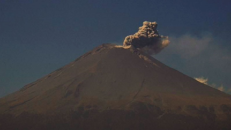 Popocatépetl mantiene expulsión de ceniza