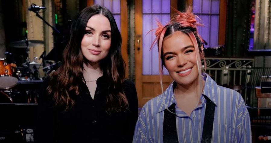  Así protagonizaron Karol G y Ana de Armas el reciente episodio de “SNL”
