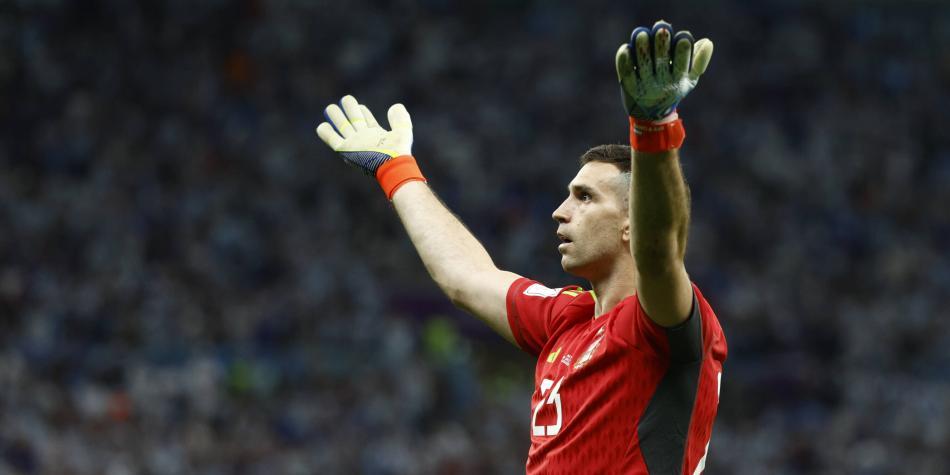  Dibu’ Martínez protagoniza escándalo tras regreso a Inglaterra