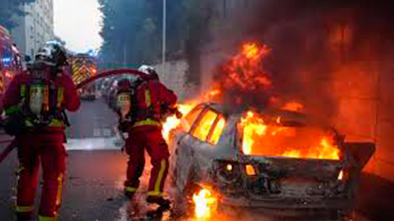  Disturbios en Francia, deja 45 policías heridos y 719 detenciones