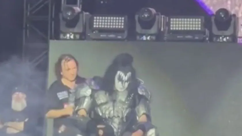  Gene Simmons, vocalista de Kiss, se siente mal en pleno concierto
