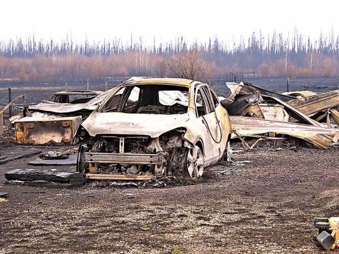  Incendios desplazan a 30 mil en Canadá; activan alerta