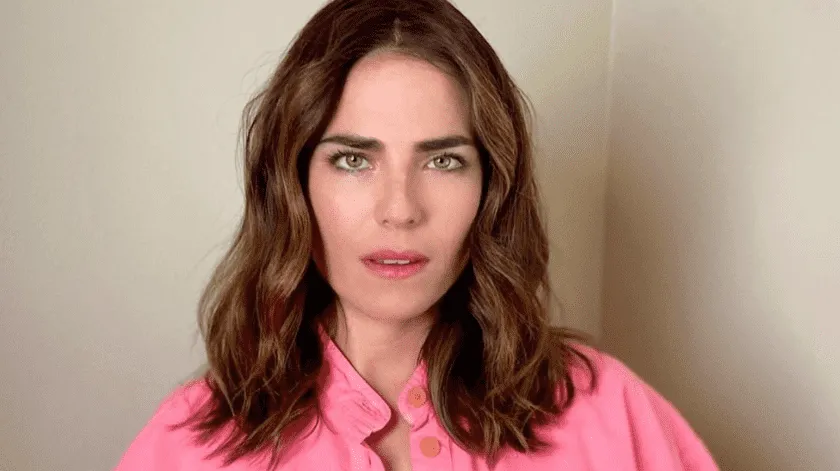  Karla Souza se llama a sí misma “mujer de color” y causa polémica en redes