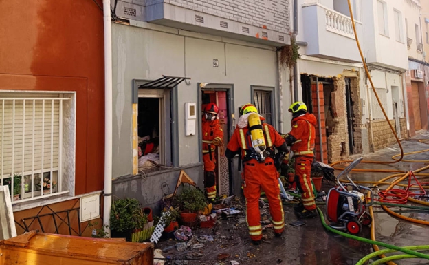  Muere una mujer en el incendio de una vivienda en el Puerto de Sagunto