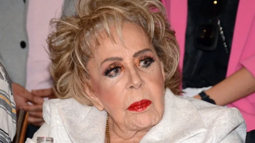  Silvia Pinal levanta la mano para entregar a Michelle Salas en el altar tras rechazo de Luis Miguel