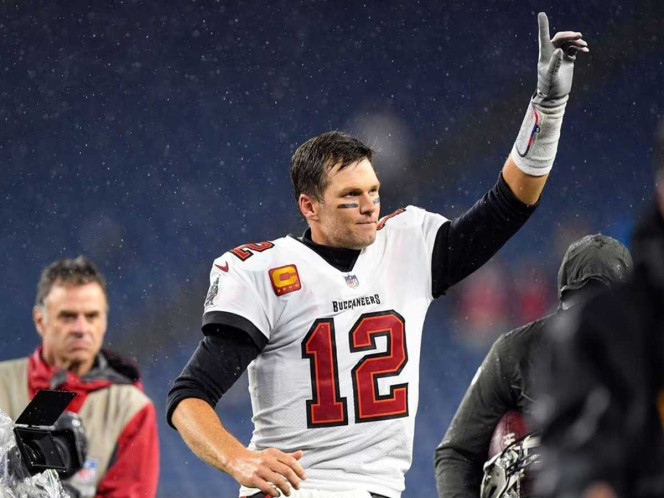  Tom Brady alza la mano para ser accionista de los Raiders