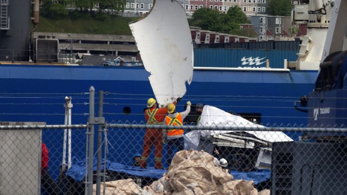  Traen a tierra escombros del sumergible Titan que implosionó cerca del Titanic