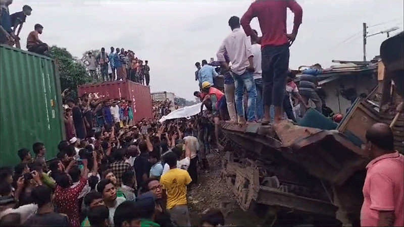  Choque de trenes en Bangladesh deja a 17 personas sin vida