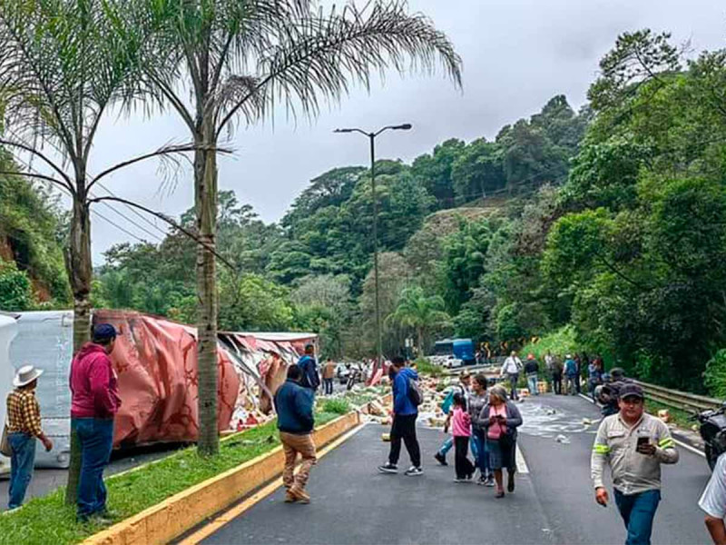  Habitantes hacen su ‘agosto’ en pleno octubre tras volcar tráiler con leche en polvo en Veracruz
