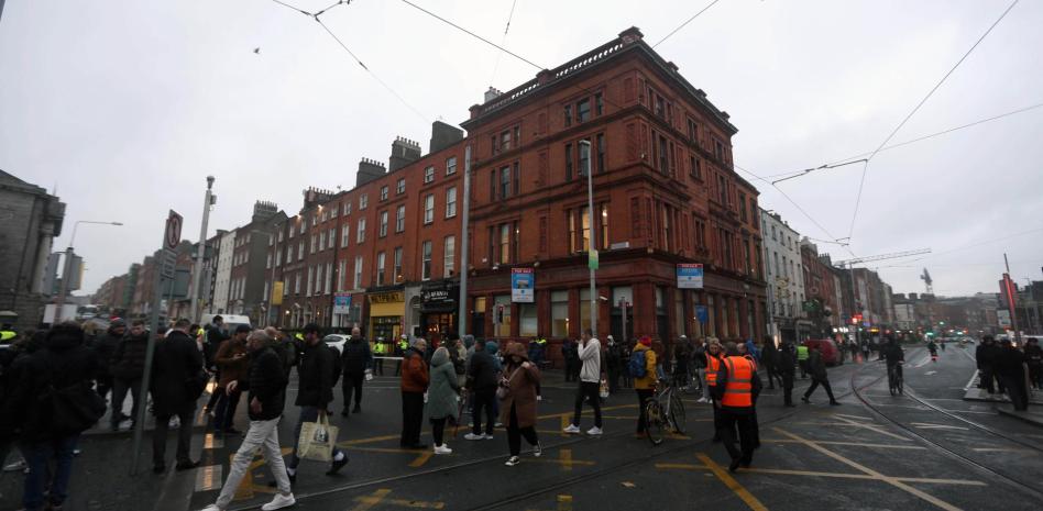  Apuñalamiento a mujer y a tres menores en Dublín desata disturbios y tensiones