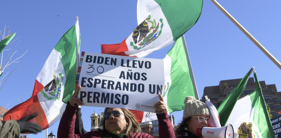  Cientos de migrantes exigen a Biden cumplir sus promesas: “Nos ha fallado”