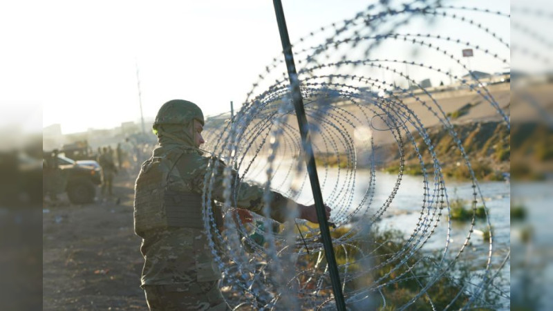  Greg Abbott firma ley que permite a policía estatal detener migrantes por sospecha de estatus migrante