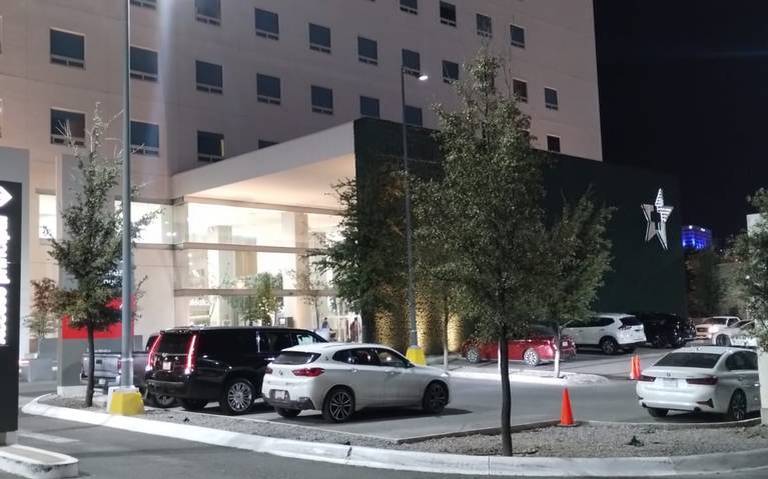  Trasladan al exgobernador César D. al hospital; sufre desmayo en el camino