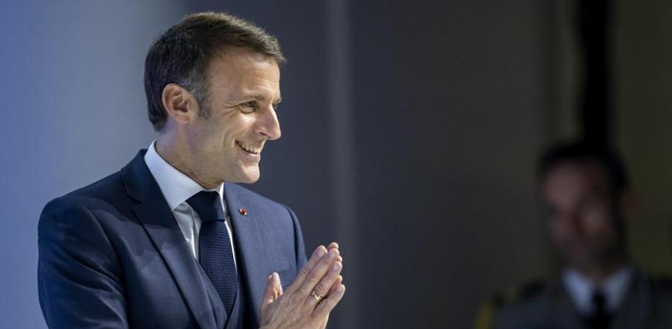  Macron firma nueva ley migratoria con medidas suavizadas por el Constitucional