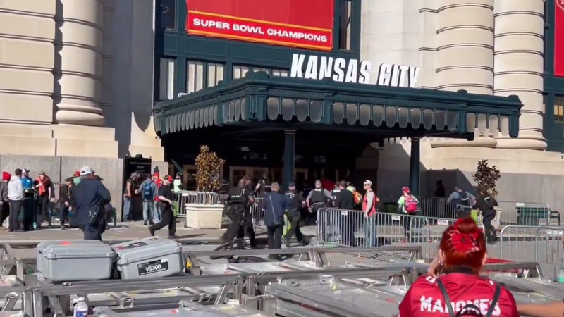  Acusan a dos hombres de asesinato tras ataque en desfile de los Kansas Citys Chiefs