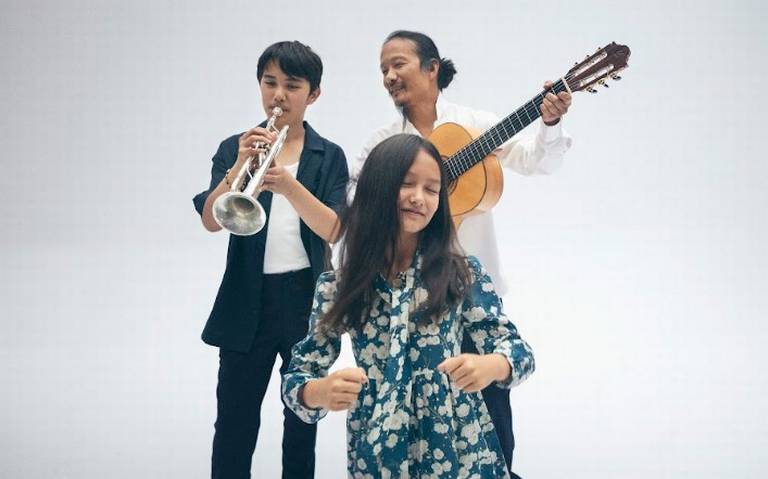  Isaac et Nora vienen al Vive Latino acompañados de su padre