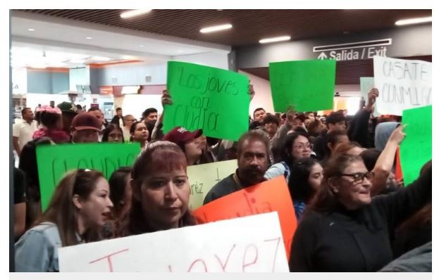  Decenas de simpatizantes esperan a Claudia Sheinbaum en el aeropuerto de Juárez