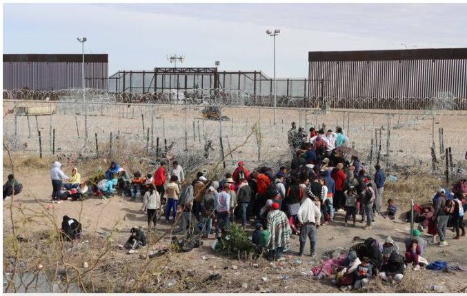  Migrantes buscan por dónde ingresar a EU pese al resguardo de la Guardia Nacional de Texas