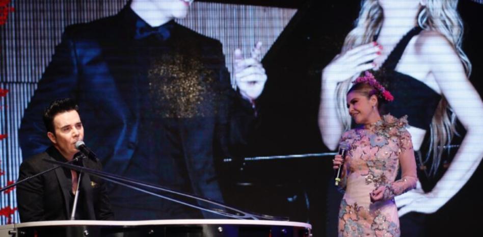  Itatí y José celebran el legado de su padre, Roberto Cantoral