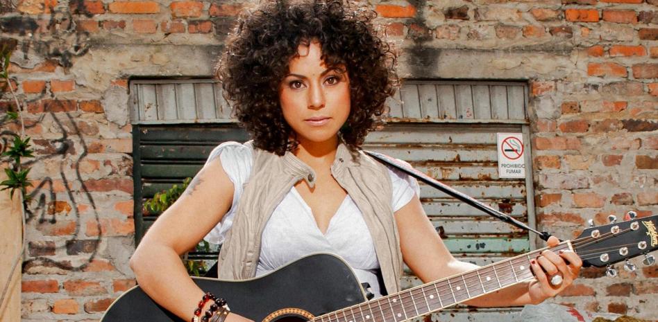  Ilona busca, “romper con lo establecido para los artistas de rock y pop”