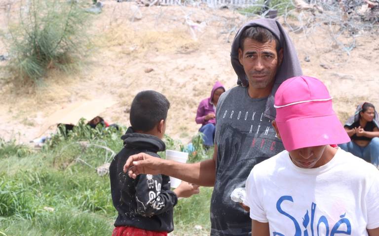  Joe Biden firma para cerrar la frontera con México; migrantes opinan