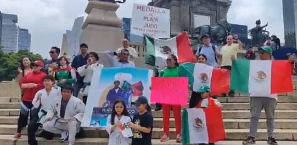  Decenas de mexicanos celebran en el Ángel la histórica medalla de Awiti