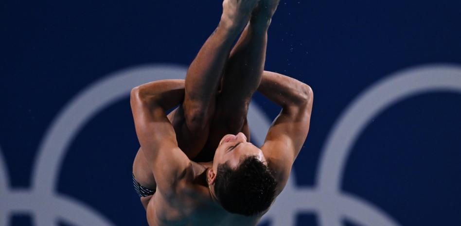  Osmar Olvera clasifica en quinto sitio a la semifinal de trampolín 3m