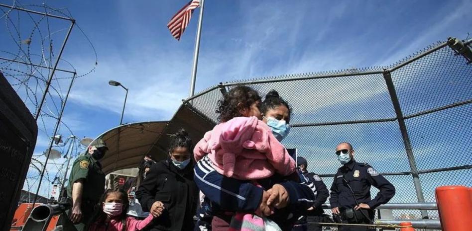  EU devolvió a 92,000 migrantes a sus países tras orden de Biden que endureció el asilo