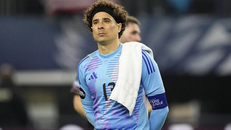  Guillermo Ochoa es nuevo futbolista del AVS en la Primera División de Portugal
