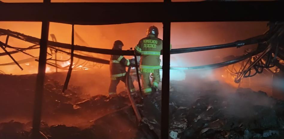  Bomberos de Texcoco apoyan en sofocar incendio en fábrica de guantes en Tlaxcala
