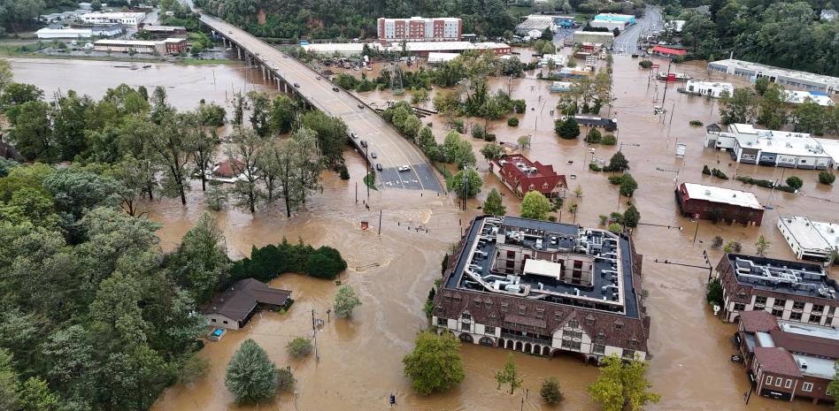  Biden envía mil soldados a zona devastada por “Helene”; van 200 muertos