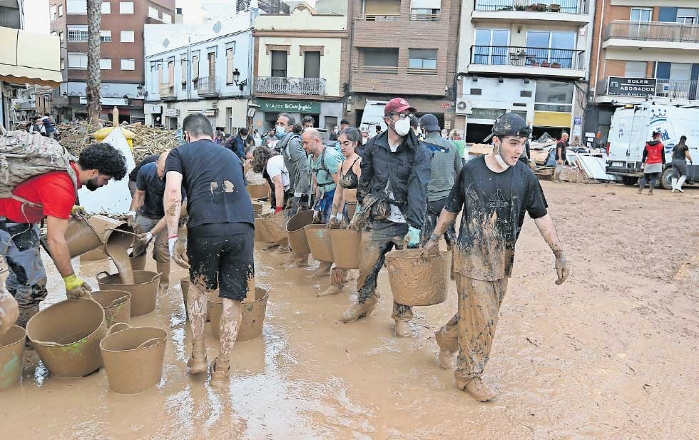  Lanzan lodo a reyes en España