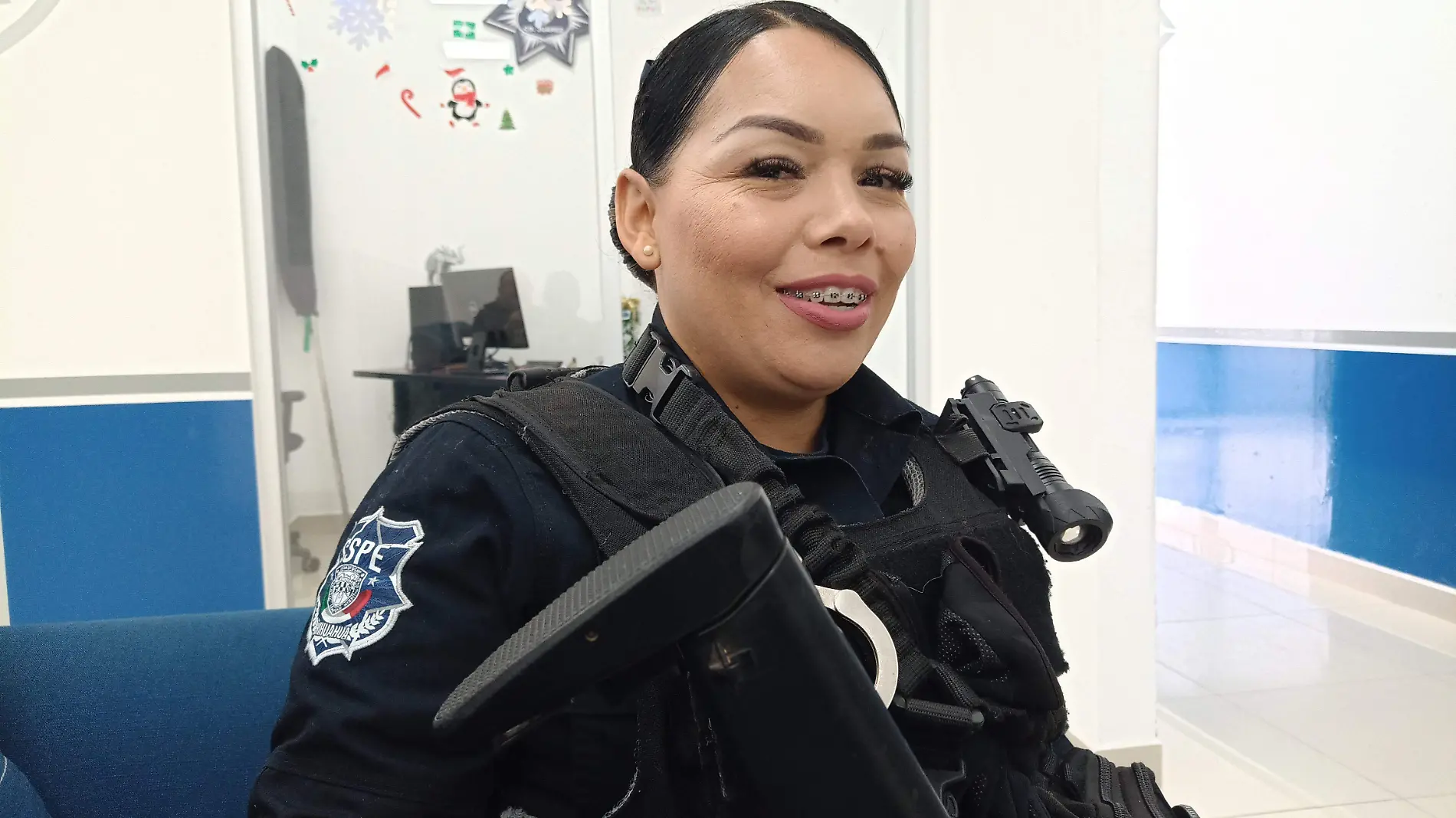  “Santa Claus se tiene que acoplar a mis horarios: mujer policía”