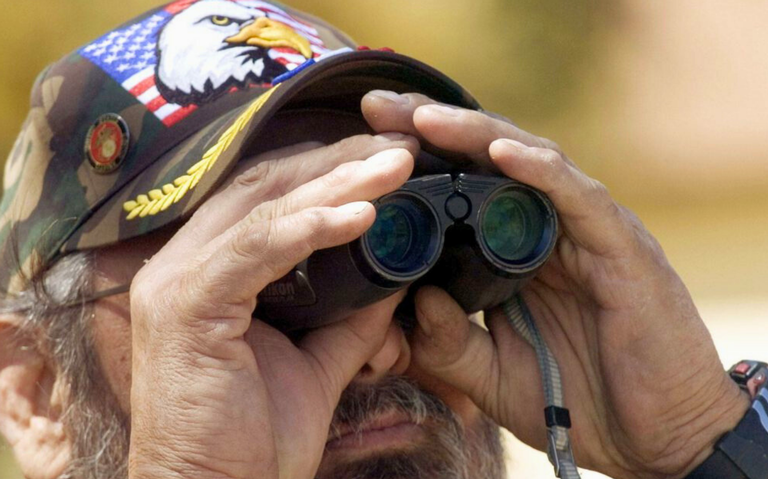  Grupos civiles armados se reactivan para cazar migrantes en Arizona