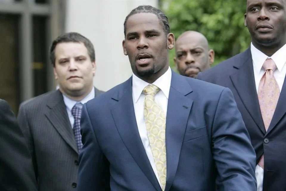  Acusan a R. Kelly de deber millones en indemnizaciones