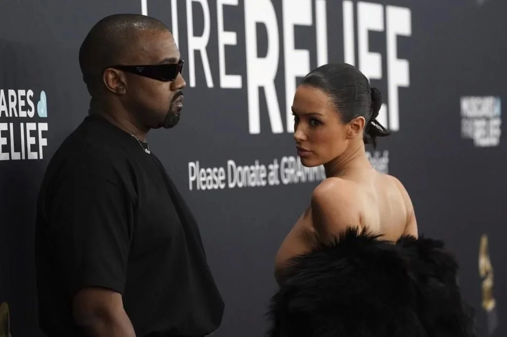  Admite Kanye West dominio sobre su esposa tras Grammys