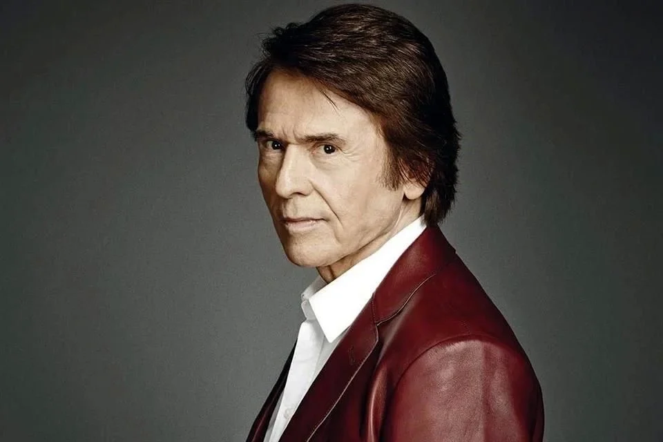  Raphael reaparece recuperado en concierto de Carlos Rivera