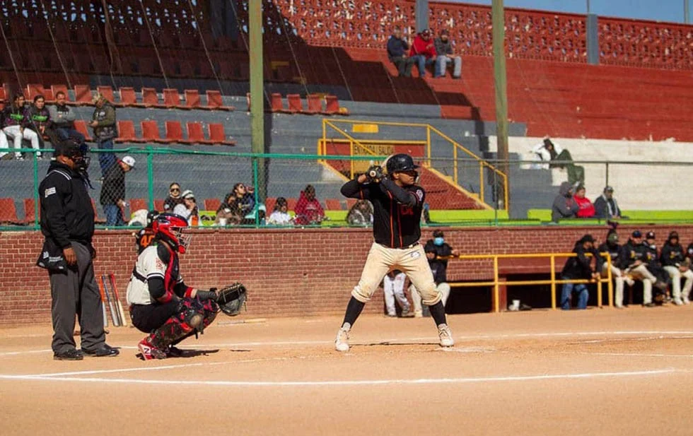  Aarón Carrasco, líder bateador del regional de beisbol