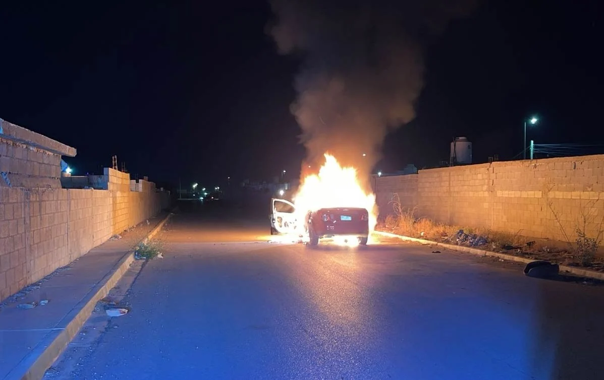  Abandonan auto y le prenden fuego