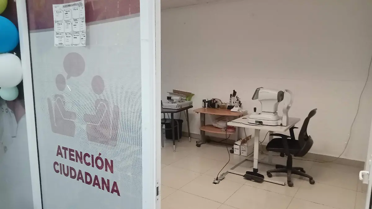  Entrega Atención Ciudadana alrededor de mil 700 lentes a mayores de edad