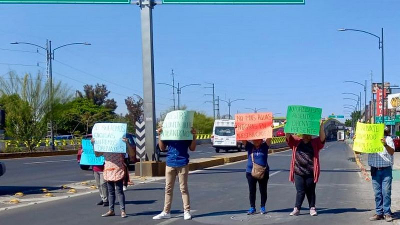 Bloquean 5 de Febrero, vecinos de San Pablo exigen solución a fuga de aguas negras en Querétaro