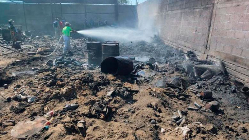 Tormenta Feroz en el Puerto de Salina Cruz: Incendios estallan en pastizales y predios privados ante intensas rachas de viento generadas por el evento "Norte" en Oaxaca.