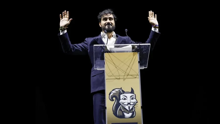  “El eurodiputado español Alvise Pérez lanza duras críticas al anuncio de regularización de migrantes del gobierno español: ‘Un gesto simbólico que no resuelve el problema'”