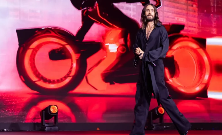 Tron: Ares' fracasa en taquilla: solo 33.5 millones en su debut"** *(Alternativa más impactante si prefieres tono directo:)* **"'Tron: Ares' se hunde en su estreno: 33.5 millones, lejos de las expectativas