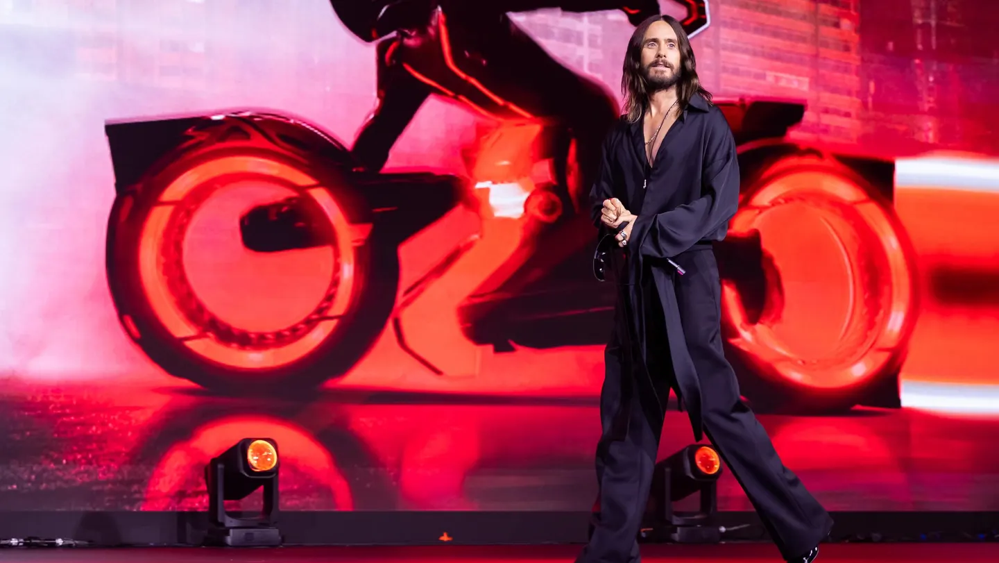 Tron: Ares’ fracasa en taquilla: solo 33.5 millones en su debut”**

*(Alternativa más impactante si prefieres tono directo:)*
**”‘Tron: Ares’ se hunde en su estreno: 33.5 millones, lejos de las expectativas